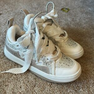 Steve Madden sz 7.5 sparkly white sneaker worn once. Excellent condition
